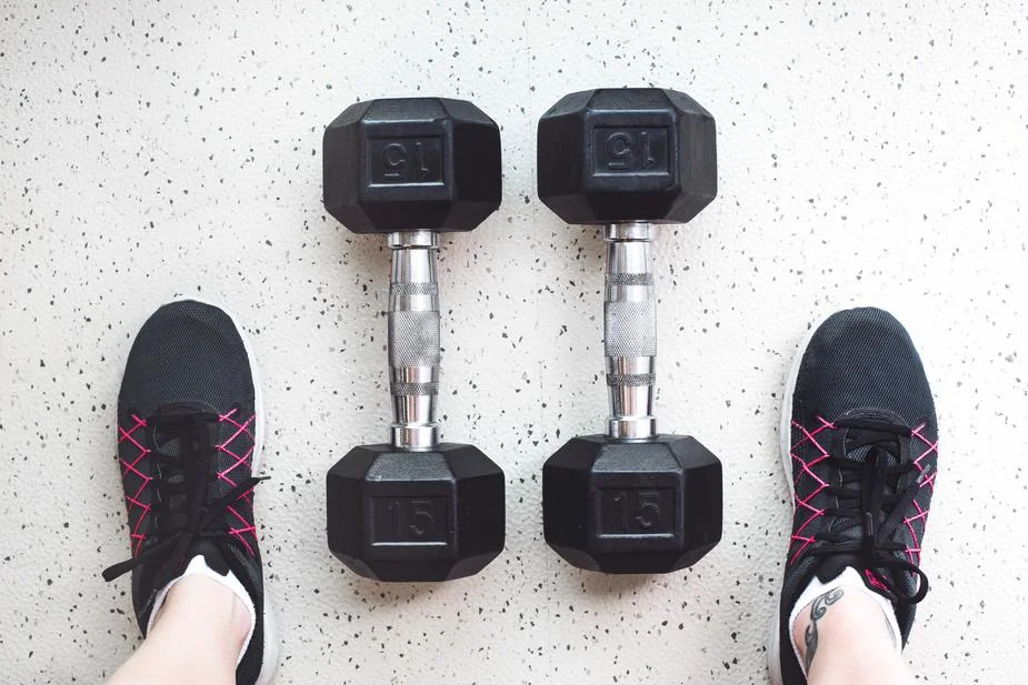 dumbbells-and-gym-shoes_925x.jpg