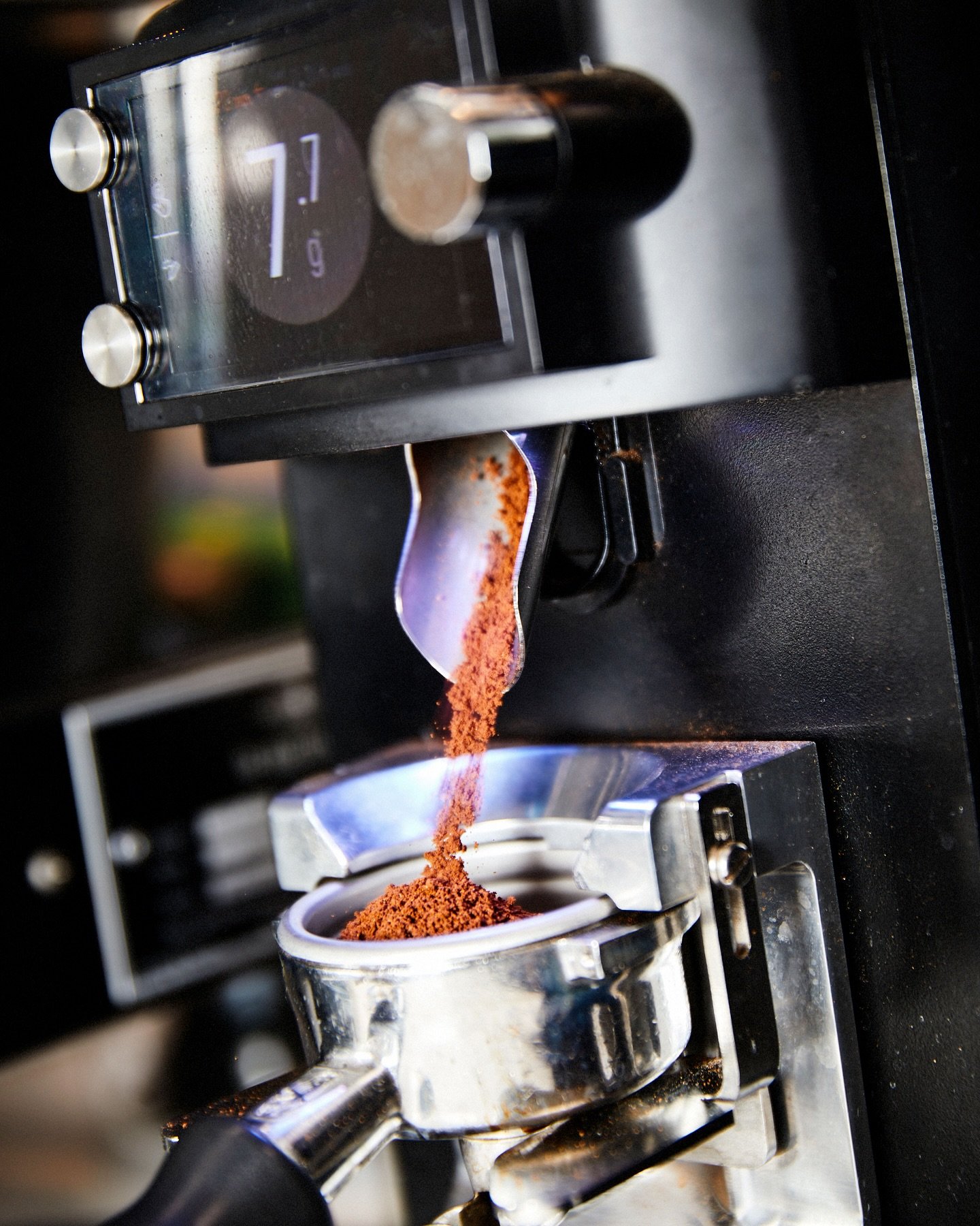 Is there a smell better than fresh beans being ground in the morning? unsure. The countdown til 8am is on ☕️ 

Reminder to utilize that online ordering platform 😎