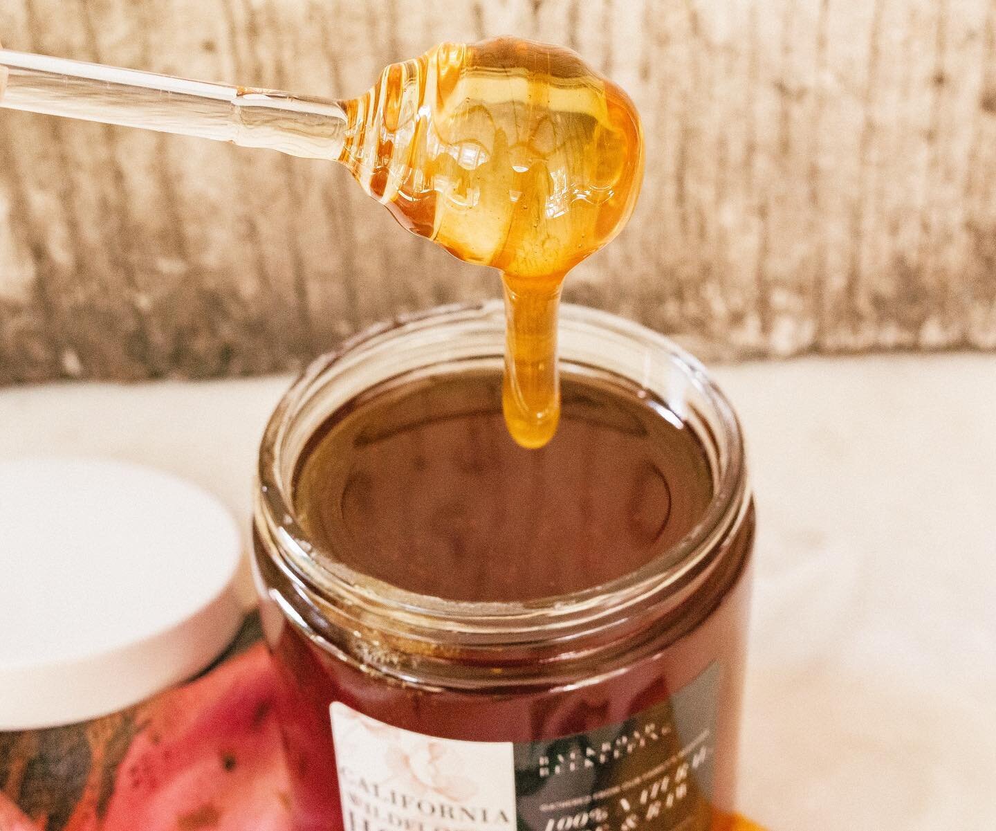 We&rsquo;re lovin&rsquo; these new honey jars ✨ the wide mouth makes scooping/dipping/drizzling easy-peasy lemon-squeezy 😋 🍯
.
.
#honeylover #rawhoney  #eatrawhoney #purehoney #sacramento #nourish  #knowyourfarmer #beekeeper #eatlocalhoney #farmtot