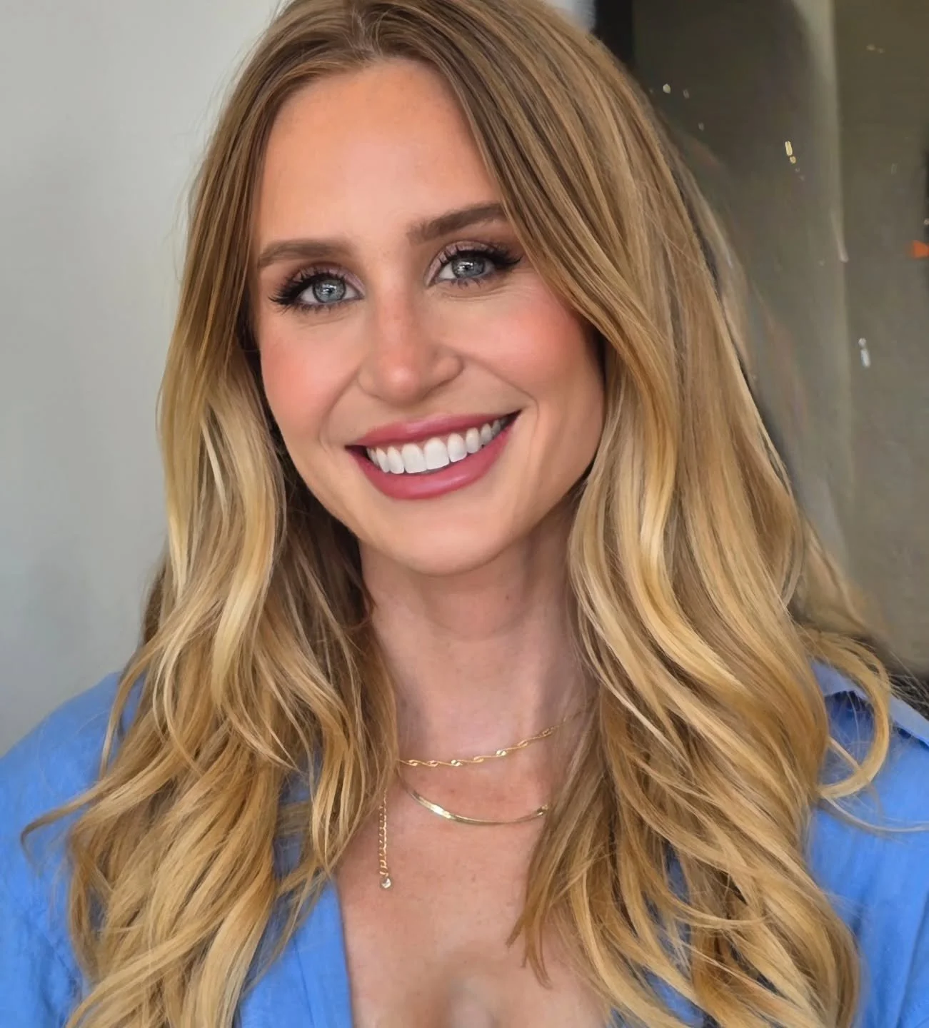 ✨️HER SMILE! THAT GLOW! ✨️
 How I love my natural brides!
.
Bridal Trial on this Rare Bird Beauties Bride @rarebirdbeauties