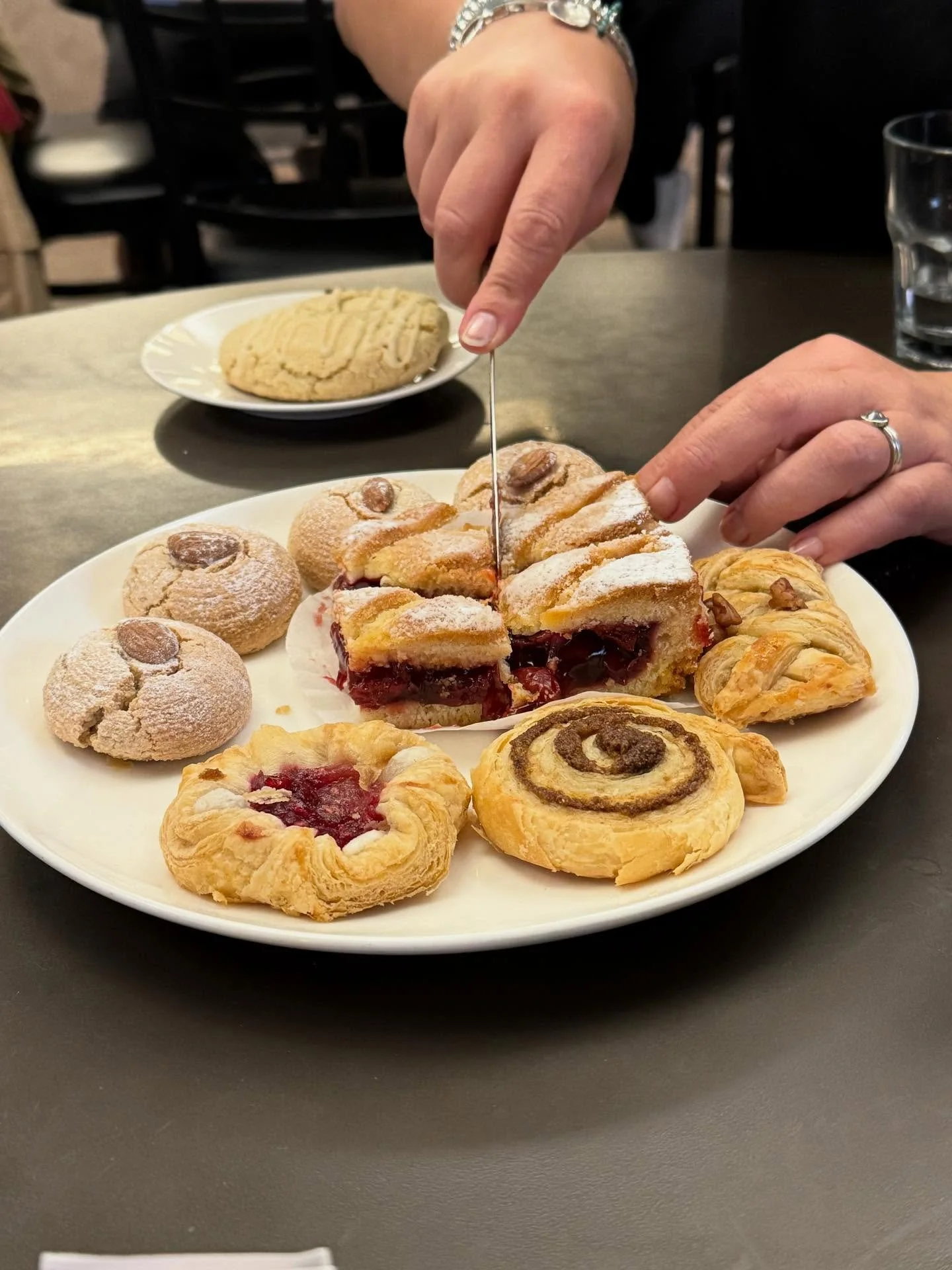 #FoodHistory networking should always involve food! Thanks @delucaswpg for being such a good lunch spot. And thanks to the @umih___ Food Matters Research Cluster for including me again this year.