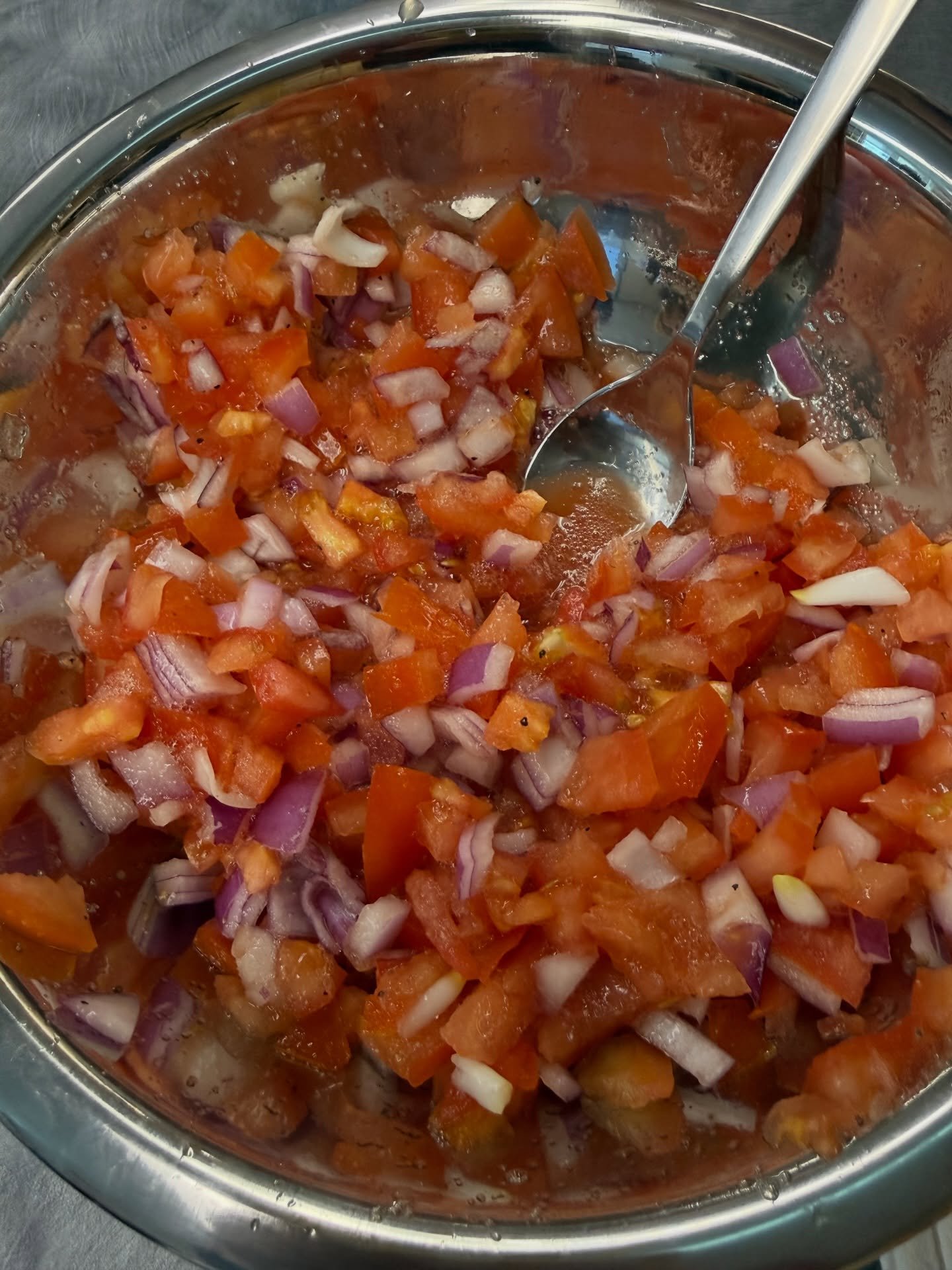#FoodHistory students at @uwinnipeg practiced their #KnifeSkills in class yesterday by making pico de gallo. 
🍅 🧅 🌿 😋
