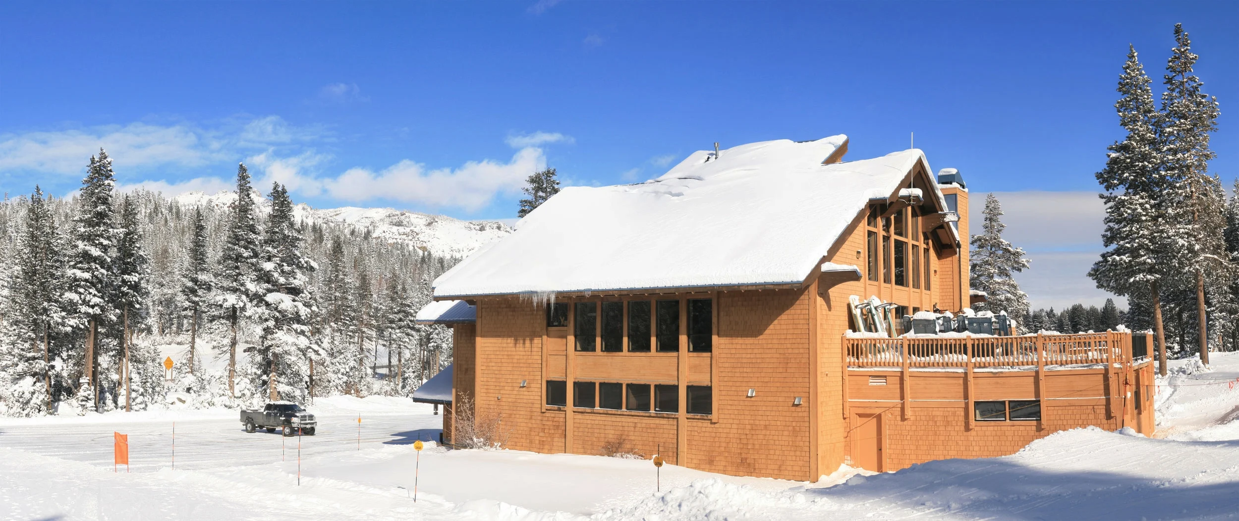 Ski_lodge_in_Boreal.jpg