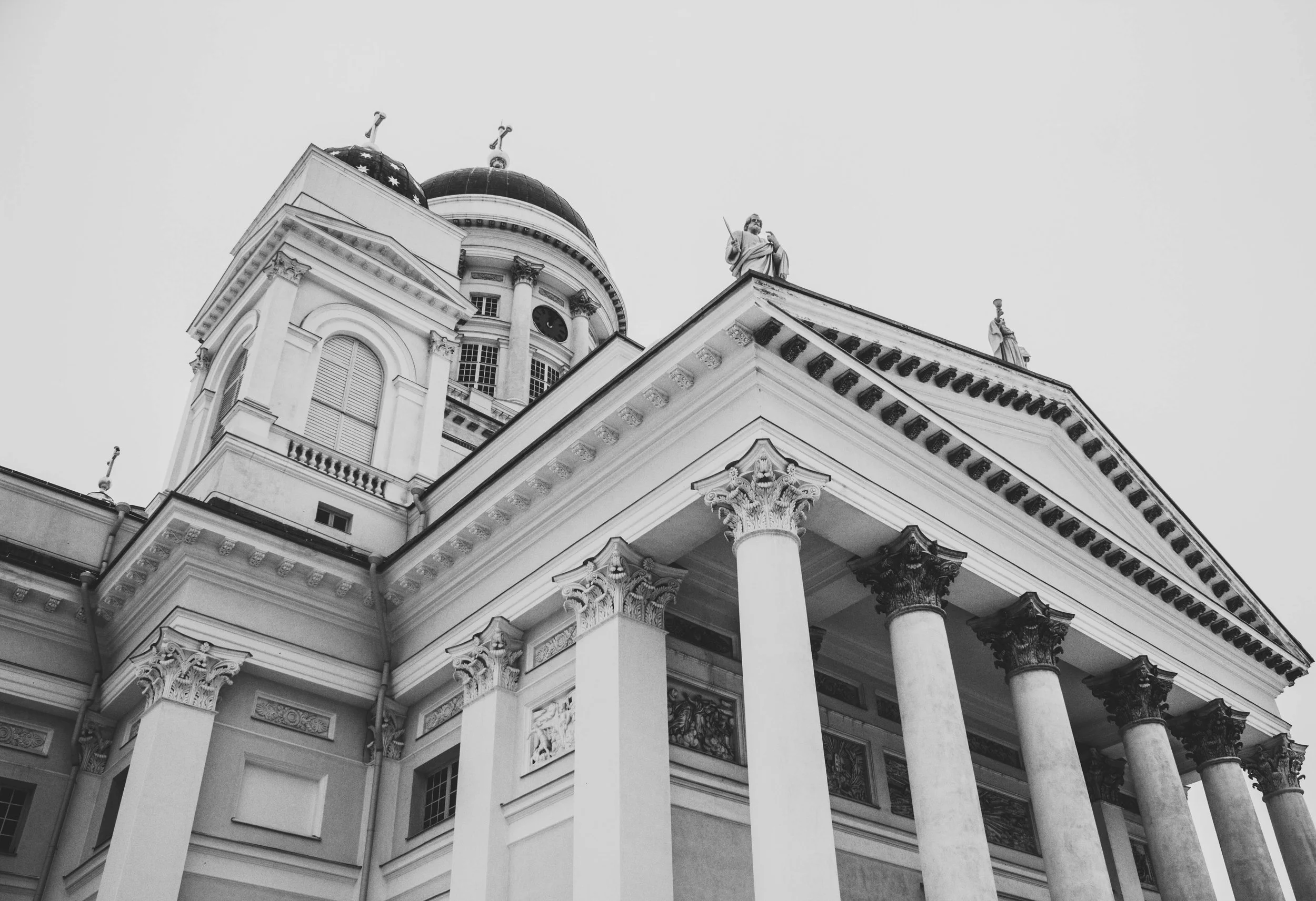 Courthouse_architecture-black-and-white-black-and-white-814795.jpg
