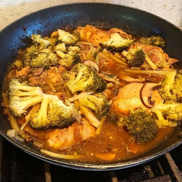 Simple supper. Braised Chicken : sear chicken w spice rub of garlic, ginger, paprika s&amp;p. Add onions, chiles and mushrooms and stir fry. Add chicken stock and bring to simmer, check for seasoning. Then add broccoli on top, cover and simmer 30 min. Serve with rice #bekind #youarewhatyoueat