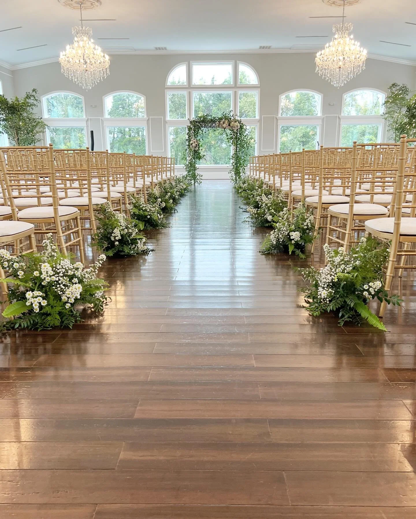 When the Plan B just might turn into Plan Ahhh - the backup/rain plan ceremony space at the newly expanded Black Horse Manor is serene and luxe with a bit of Virginia character. 

@blackhorse.manor 
With @terrykayeevents 
And @east_texas_smilax 

#bl