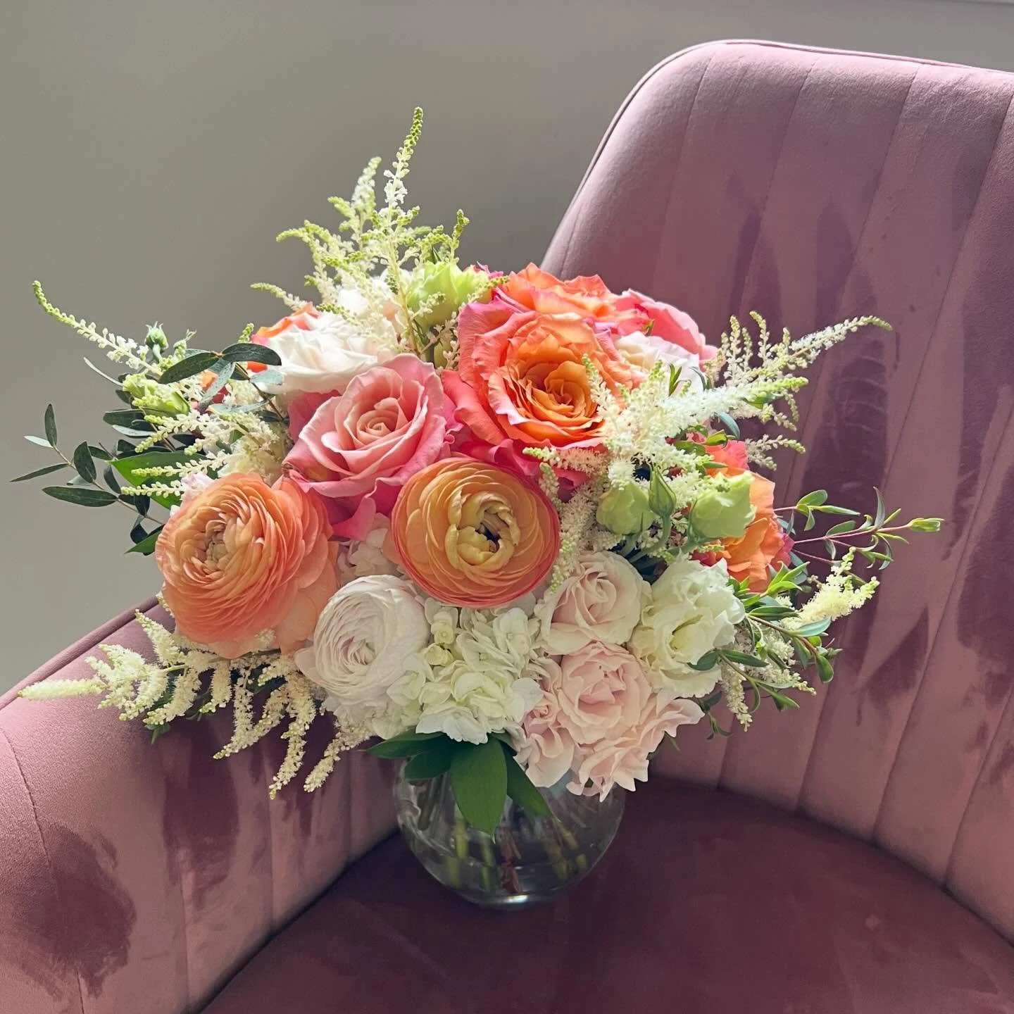 Pops of peaches for K&amp;Z @halcyonwatsonloudoun. A perfectly sunny day for a perfectly sunny couple. 🥰