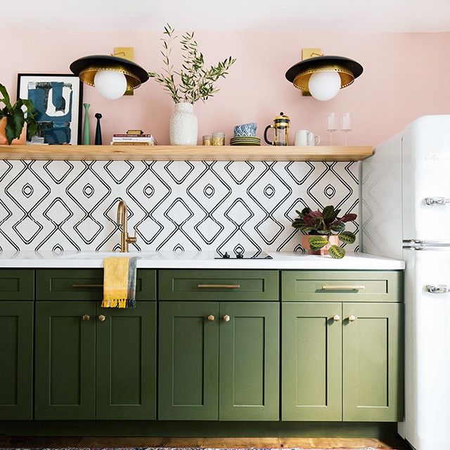 No more matchy-matchy kitchens ...mixed metal elements have made their way into consumer homes on  appliances,fixtures, and hardware. #kitchendecor #kitchendesign #mixedmetals #ilovemyhome #colorconsultant #interiordesign #homegoals #beinspired #kitc