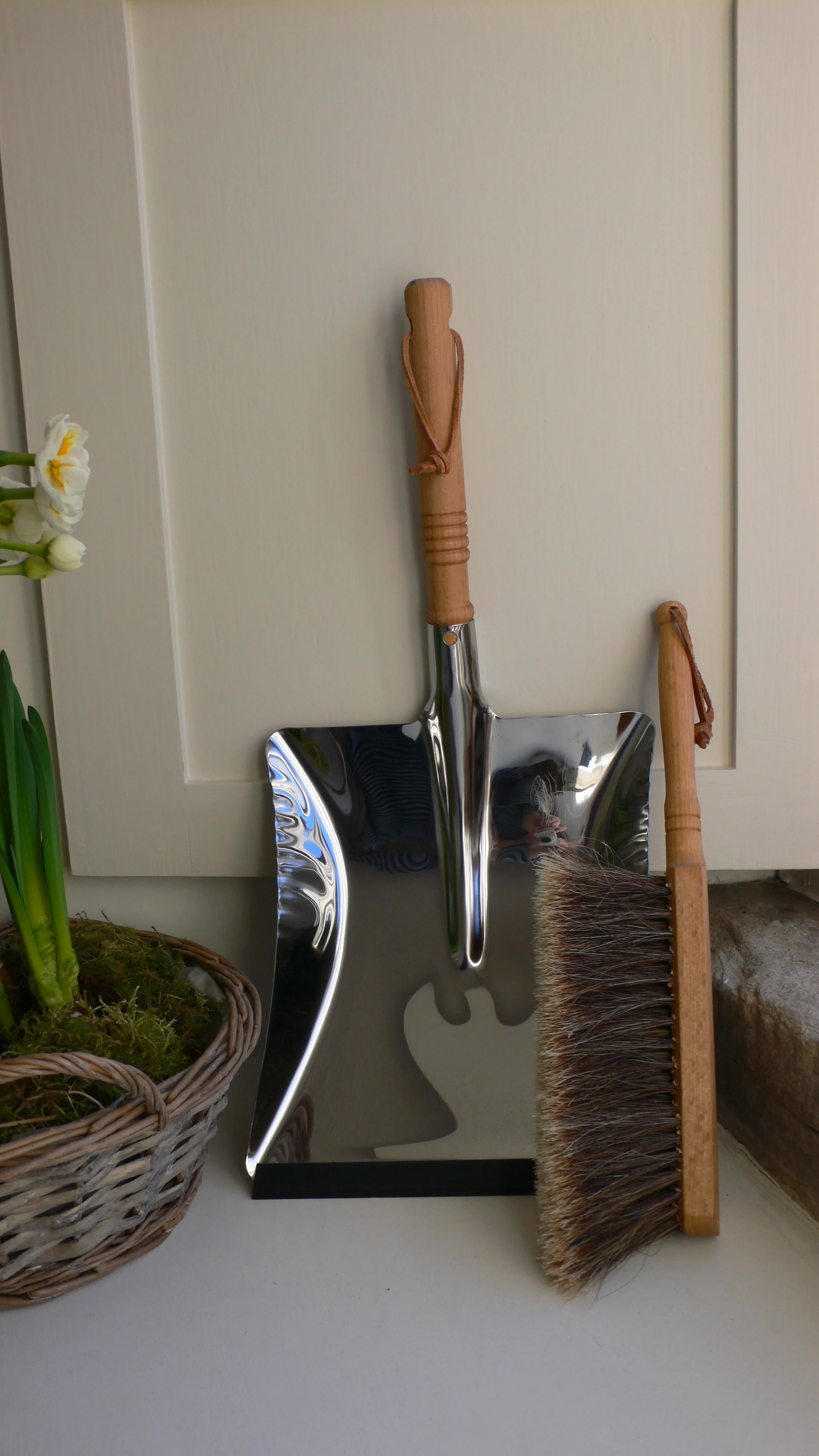 Shiny Dustpan Spring 2 (large).jpg
