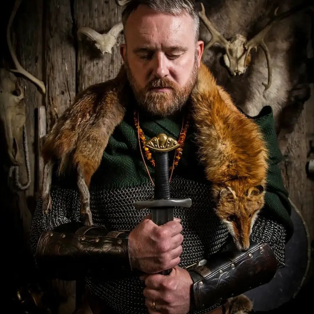We got L&aacute;rus a Viking photography session for his birthday last Monday. Truly recommended! 

@minkvikingportrait

#owner #viking #iceland #vikingphotography 
#vikingswords
