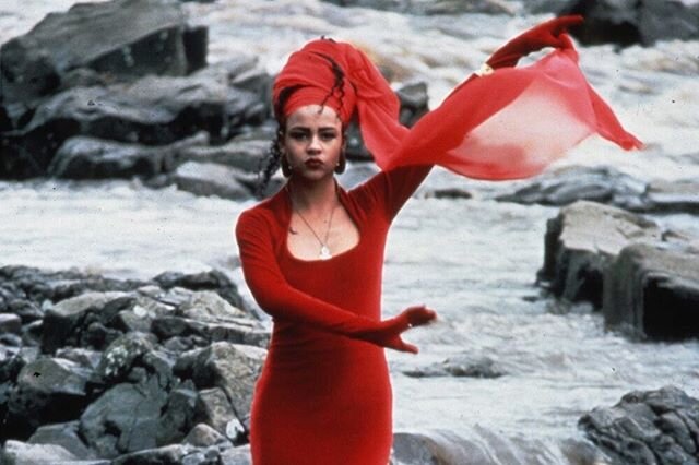 𝒮𝓉𝓇𝑒𝒶𝓂𝒾𝓃𝑔 𝒾𝓃 𝒾𝓈𝑜𝓁𝒶𝓉𝒾𝑜𝓃:

THE BODY BEAUTIFUL (1991) dir. Ngozi Onwurah

Written by Ngozi Onwurah

This bold, stunning exploration of a white mother who undergoes a radical mastectomy and her Black daughter who embarks on a modeling
