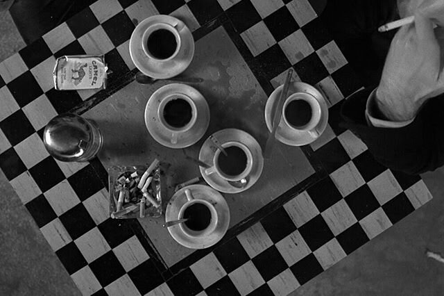 𝒮𝓉𝓇𝑒𝒶𝓂𝒾𝓃𝑔 𝒾𝓃 𝒾𝓈𝑜𝓁𝒶𝓉𝒾𝑜𝓃:

COFFEE AND CIGARETTES (2004) dir. Jim Jarmusch

Cinematography by Ellen Kuras

This suite of eleven vignettes, filmed over a span of 18 years, brilliantly deploys some Jarmusch regulars -- Roberto Benigni,