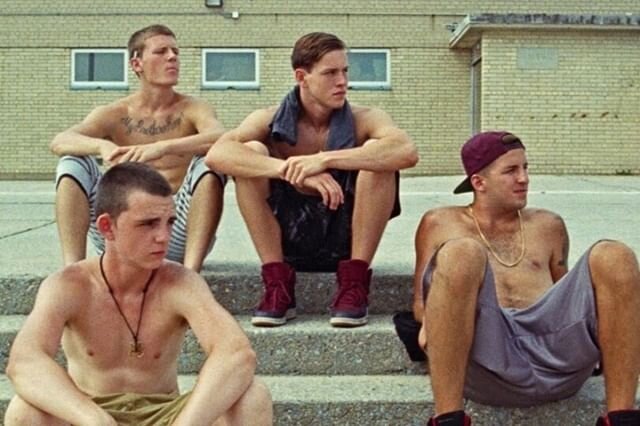 𝒮𝓉𝓇𝑒𝒶𝓂𝒾𝓃𝑔 𝒾𝓃 𝒾𝓈𝑜𝓁𝒶𝓉𝒾𝑜𝓃:

BEACH RATS (2017) dir. Eliza Hittman

Cinematography by H&eacute;l&egrave;ne Louvart

Eliza Hittman's mesmerizing tale of a young New Yorker who discovers his sexual identity online, while struggling to ke