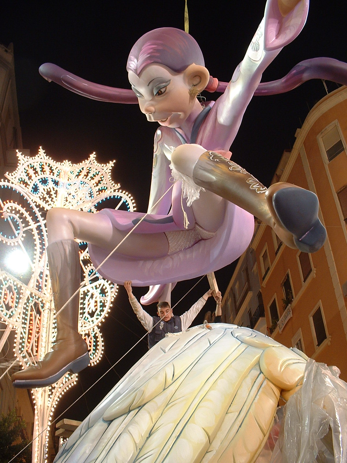 Assembling the giant Fallas