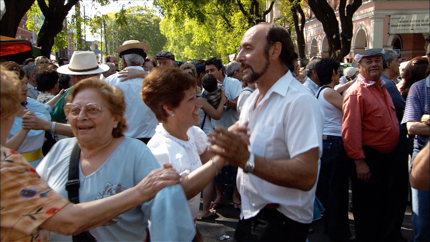 FFOTW_202_dancers in street.jpg