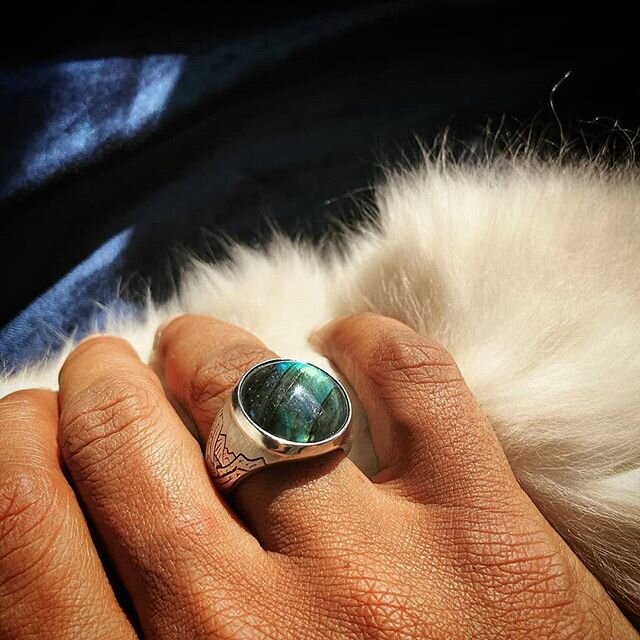 Dayum 🔥 
One-of-a-kind &quot;Torngat&quot; Labradorite ring with mountain scenes worn very well and 📸snapped perfectly by Bondi dreamboat/rockstar @vindans (thank you! 😘) .
.
.
#mensstyleguide
#showmeyourrings 
#rockstar
#labradorite 
#jewelleryfo