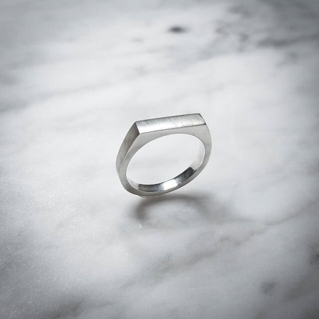 The Bar signet.
Suitable for any bare fingers you might have lying around. 🤘 💋
.
.
.
#signetrings #sterlingsilver
#ringsforsale #goldandratio
#customjewellery #minimal
#modernist