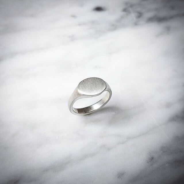 The Ellipse Signet. 
Perfected for pinkies.
Handmade to order in silver, yellow or rose gold. 
DM for pricing 💋
.
.
.
#signetrings