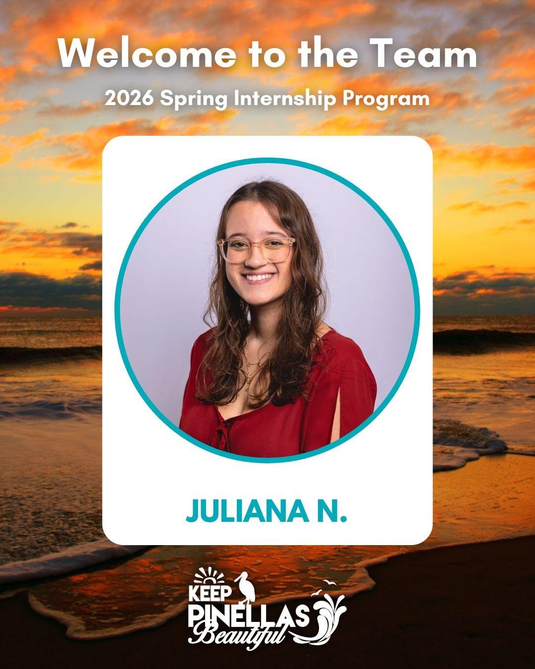 Get to know Juliana for #MeetTheTeamMonday! 👋 🌞 ✨ Juliana is from Rio de Janeiro, Brazil, and moved to the US about 6 years ago! 🔬🐬👩&zwj;🎓Juliana is currently attending the University of South Florida St. Petersburg and is studying Marine Biolo