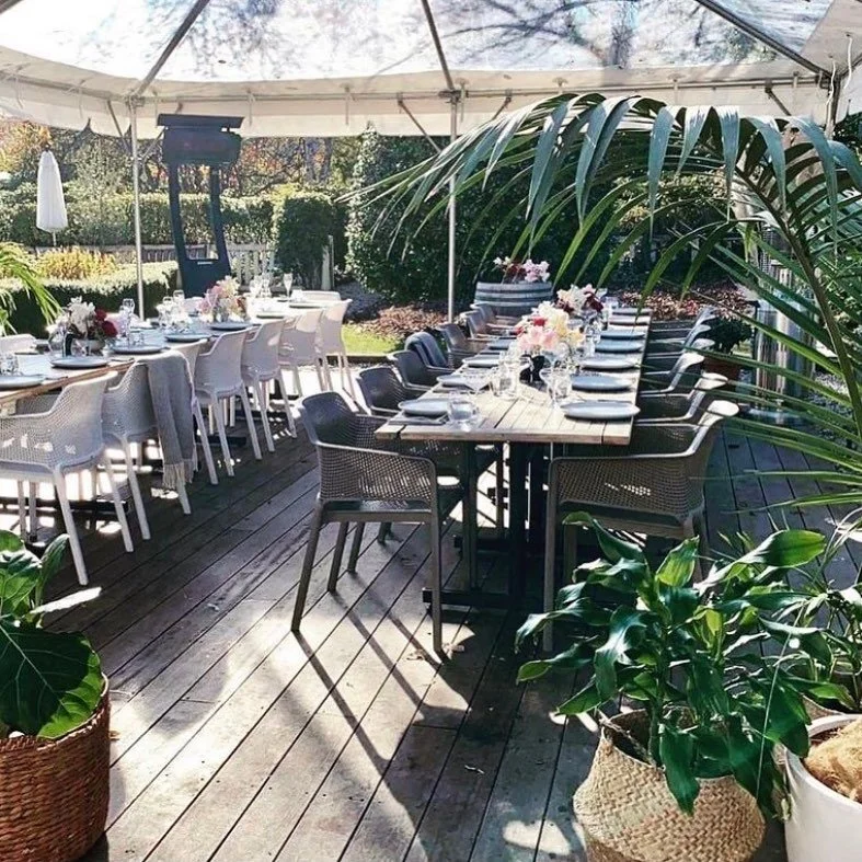 A beautiful set up for a gorgeous wedding gathering at @akaruawineskitchenbyartisan 

Florals // @thevasequeenstown 🖤