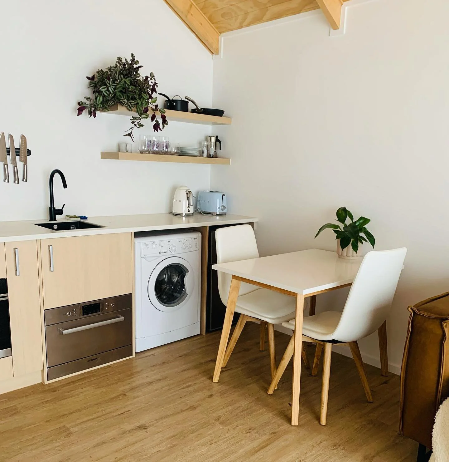 Plant Hire w/ Care for this lovely little Airbnb unit in Queenstown. Just a little touch of the green life was requested....🖤

#theborrowedbotanicals#planthire#queenstown#plantsmakepeoplehappy#airbnb#indoorplants#greenery