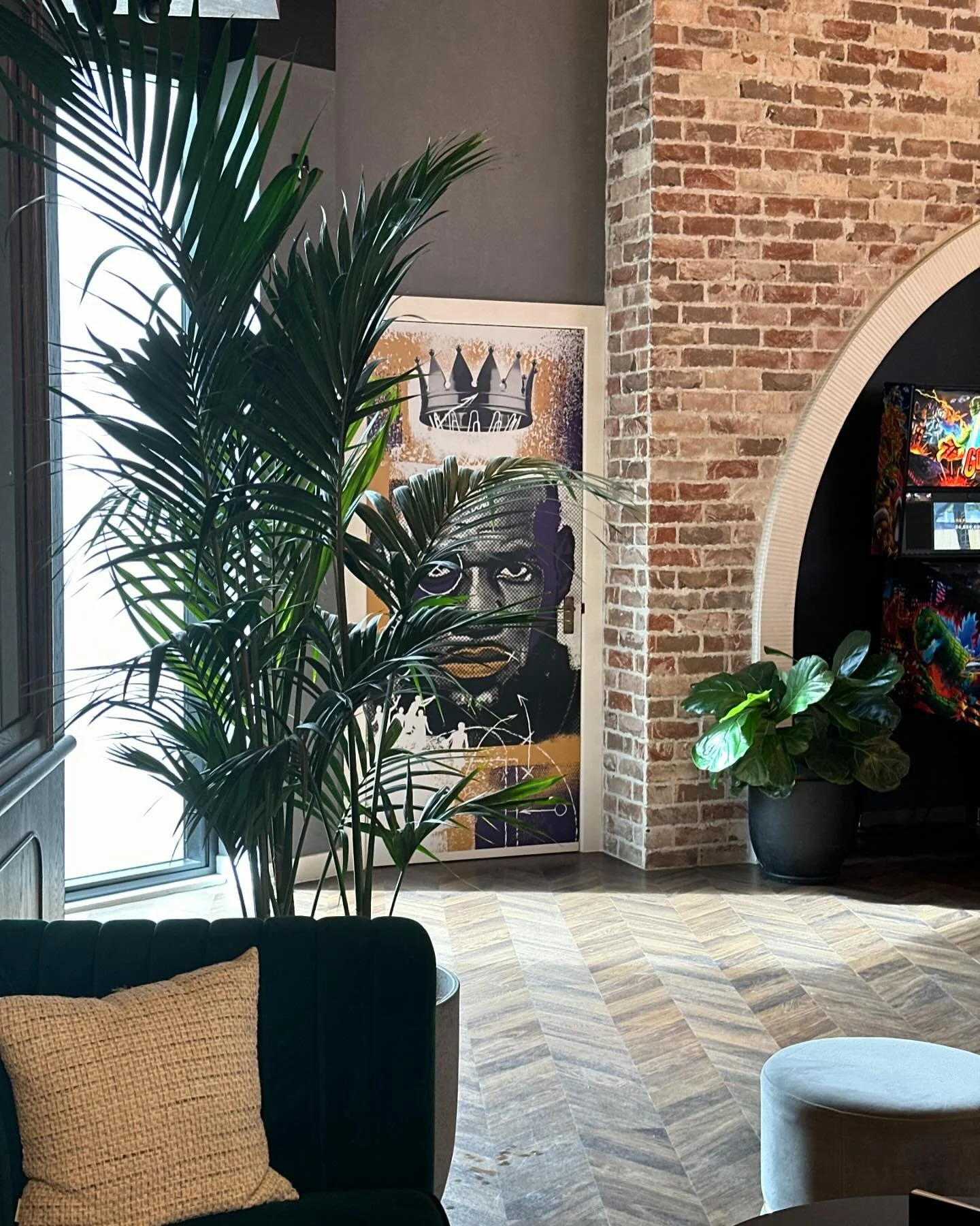 Often the client request can be simple with easy flow. In this case the brief was wanting our triple planted Kentia Palms to flow throughout the space and we did just that for @kingpin_play. With soft touches of fiddle leaf figs, rubber plants and bi