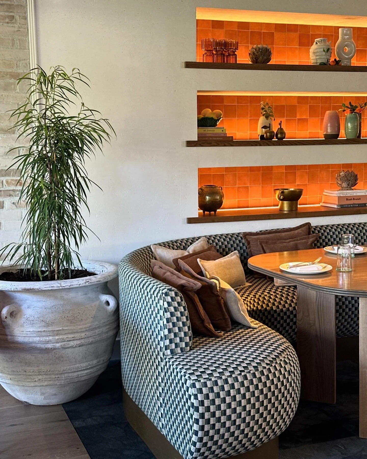 Sometimes all you need is a quick refresh and a lil love @soda_queenstown did exactly that! What a gorgeous and beautifully designed restaurant in Queenstown with food to match! 🌿

#queenstownplantstyling#queenstownnewzealand#queenstownplanthire#the