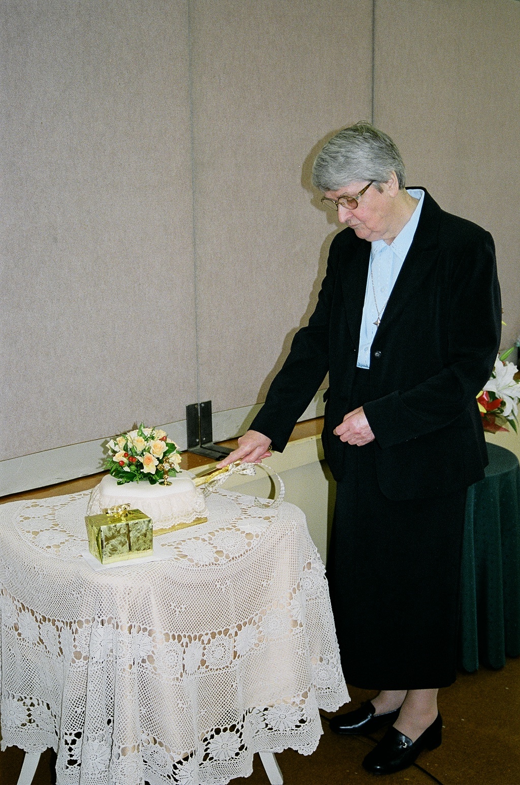 Sr Patricia cuts the cake at 50th anniversary of profesion 