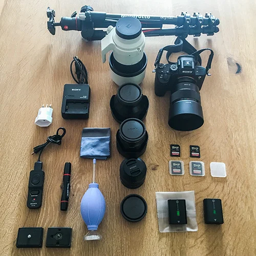 6. Vorbereitung, Rucksack packen Vor jedem Einsatz prüfe ich die Kamera-Ausrüstung. Ich reinige die Optik, lade die Akkus, montiere die Schnellwechselplatten des Stativs, prüfe die Speicherkarten, konfiguriere die Kamera, packe den Rucksack, etc.! Je nach Zeitpunkt gehören auch Stirnlampe, Mütze, Regenschutz und Verpflegung in den Foto-Rucksack. Hilfreich ist auch, wenn man die wichtigsten Kamera-Tasten, deren Funktionen und Menus auswendig kennt. On Location bleibt einem meist keine Zeit um noch das Manual zu studieren. Aufgrund der Recherche von Punkt 2-5 erstelle ich mir eine Zusammenfassung der gesammelten Infos als Gedächtnisstütze: Beispiel Zusammenfassung Toskana .