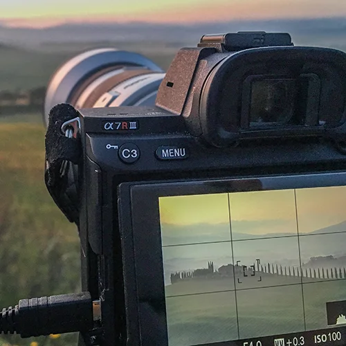 8. Tag X Bin ich am Tag X mit meiner Fotoausrüstung zur richtigen Zeit am richtigen Ort, stehen die Chancen auf ein gutes Bild schon recht gut. Natürlich gibt es immer wieder Unvorhergesehenes…da hilft nur Gelassenheit und Spontanität! Beim Fotografieren arbeite ich meist mit Live-View und habe das Histogramm für die korrekte Belichtung stets im Blick. Die Kamera ist zu 90% auf dem Stativ montiert und waagrecht oder senkrecht ausgerichtet (viele Kameras bieten eine integrierte Wasserwaage).