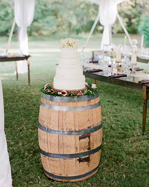 wine-barrel-wedding-cake-stand-for-country-wedding-ideas.jpg