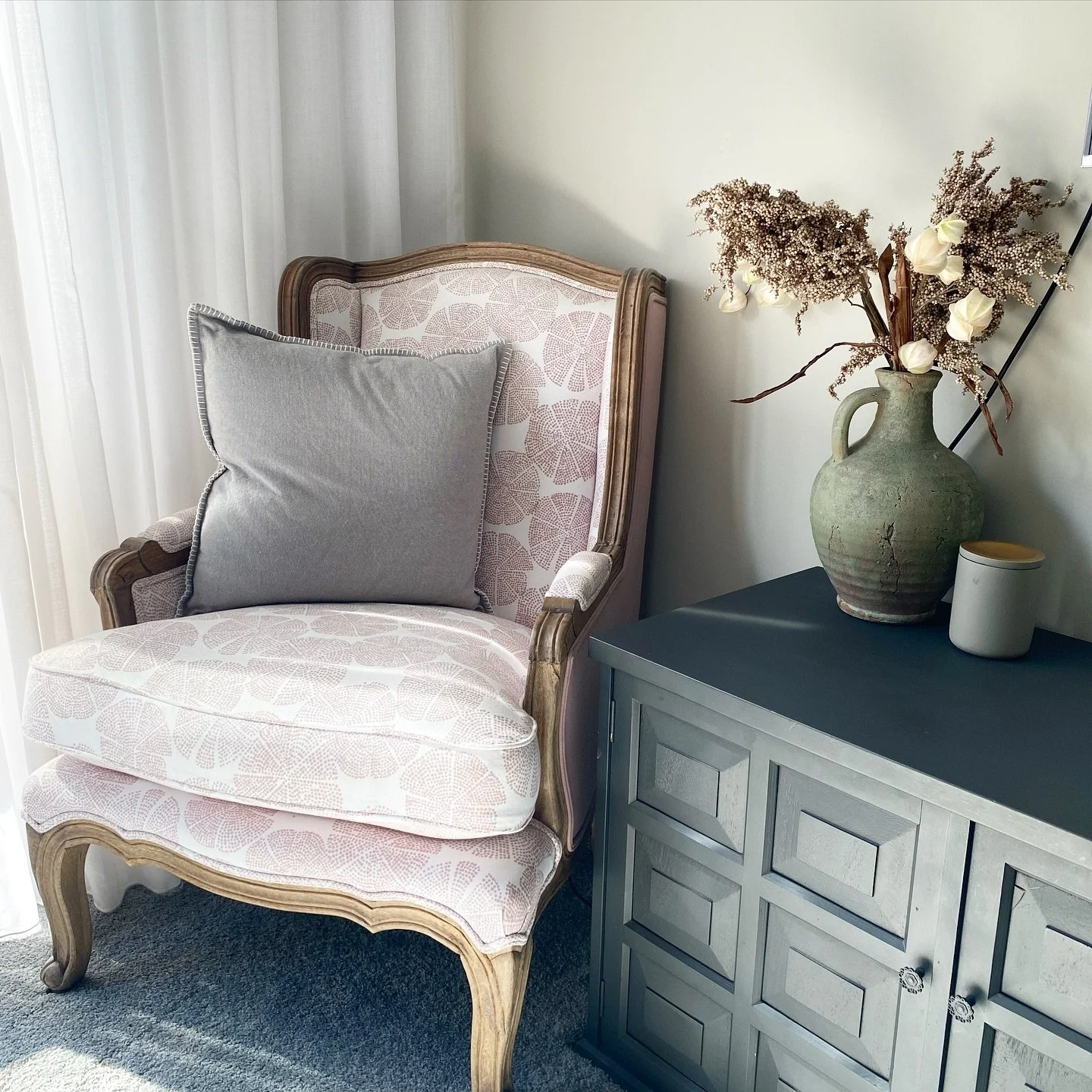 Want to make your home feel inviting?
Soften your space with soft textures from rugs to cotton throws and cushions. 
#homestyling #homestaging #styling #cushions #throws #decor #interiordesign #interior #interiorstyling