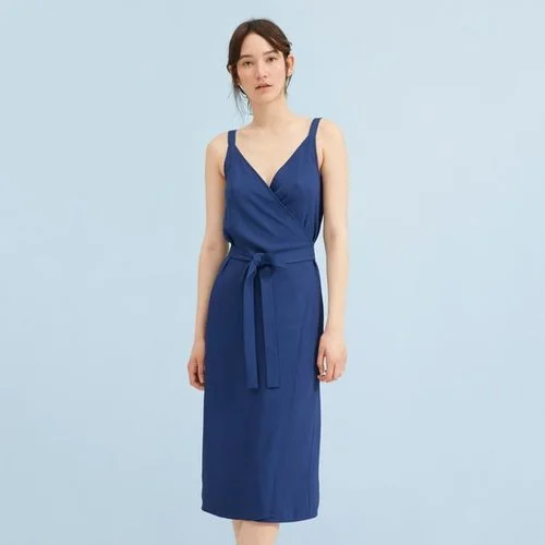 Here's an example of the kind of piece that you can just toss on, assuming you've got a great steamer. This one comes in multiple colors. So good.