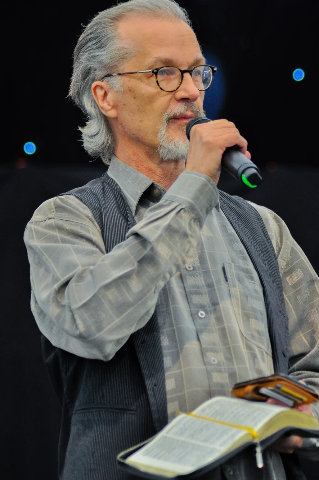 Lasse Heikkilä juonsi sovinnon messun