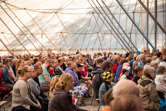 Avajaisjuhla klo 19 Juhlateltassa