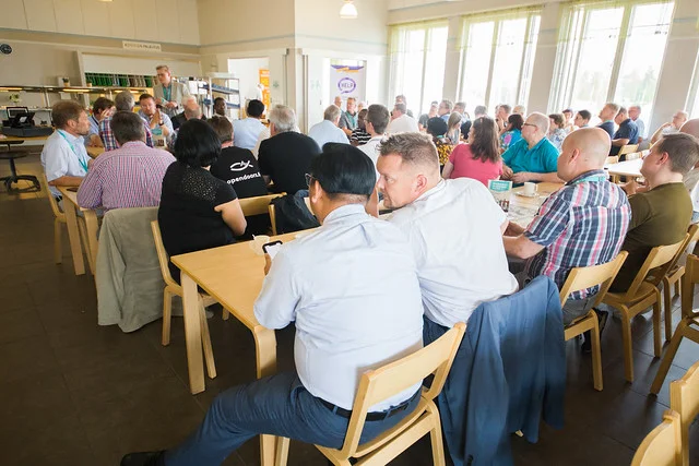 Pastorien kahvitilaisuudessa iloittiin yhteydestä