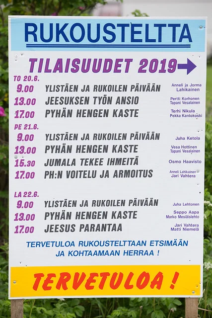 Rukousteltta täyttyy rukoilijoista