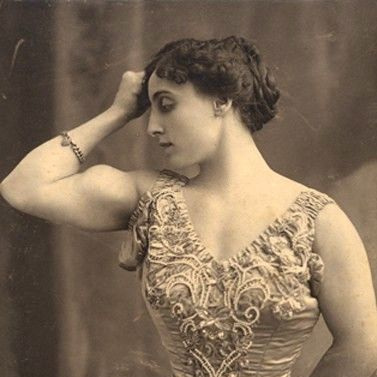  Josephine Blatt demonstrated her strength by breaking horseshoes with her hands, breaking steel chains by expanding her chest, and playing catch with a 10kg cannon ball. She was capable of lifting a stone that weighed 163kg with a single finger thru