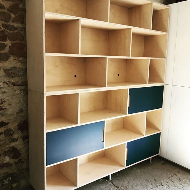 Work slow due to being at home with the kids, so it&rsquo;s &ldquo;Throwback Friday&rdquo; An offset shelving unit I made a couple of years ago. 
#birchplywood #shelves #blumuk #leonadamson #leonadamsonfurniture #bespokefurniture #bristol