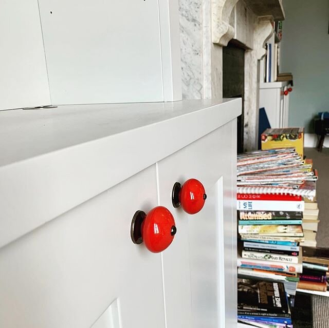 Apart from a couple of minor elements due to the clients change of heart, these alcove units are finally finished. Love the deep red of handles against the light grey woodwork all handmade and sprayed by #leonadamsonfurniture  #leonadamson #alcove  #