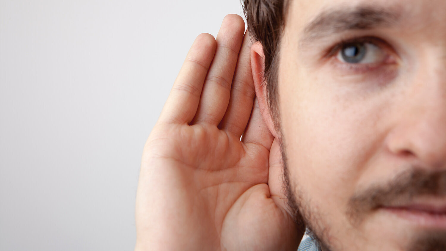 Человек прислушивается. Слушающий человек. Прислушаться к себе. Человек не слышит.