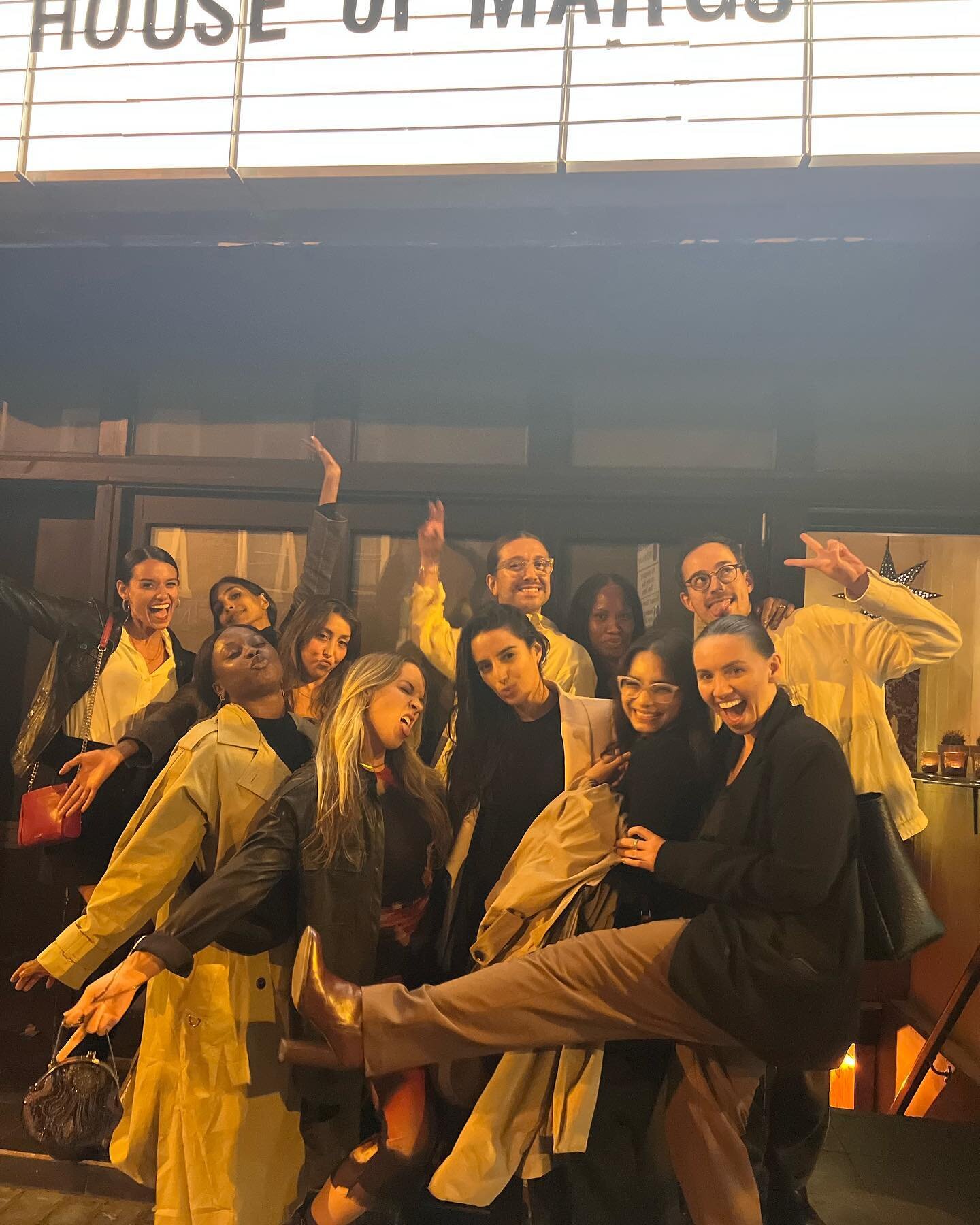 Most galleries have an amazing team of people working day and night behind the scenes to make it all work. Fount has her friends 👯&zwj;♀️👯&zwj;♂️

A big massive fucking hug to the people in this photo. I couldn&rsquo;t even begin. The best support/