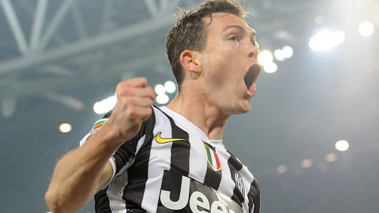 Arsenal in talks with Switzerland captain Stephan Lichtsteiner