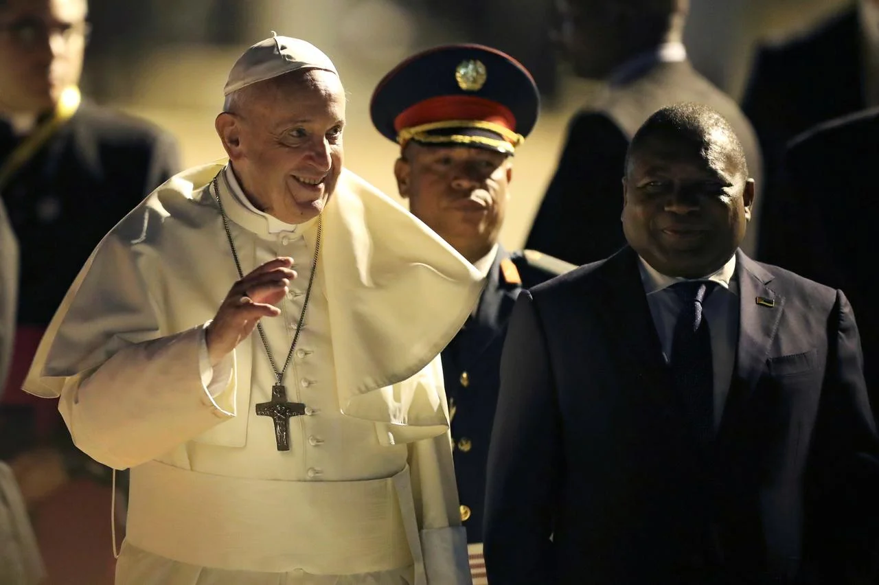 Jubilant crowds welcome the Pope to Mozambique