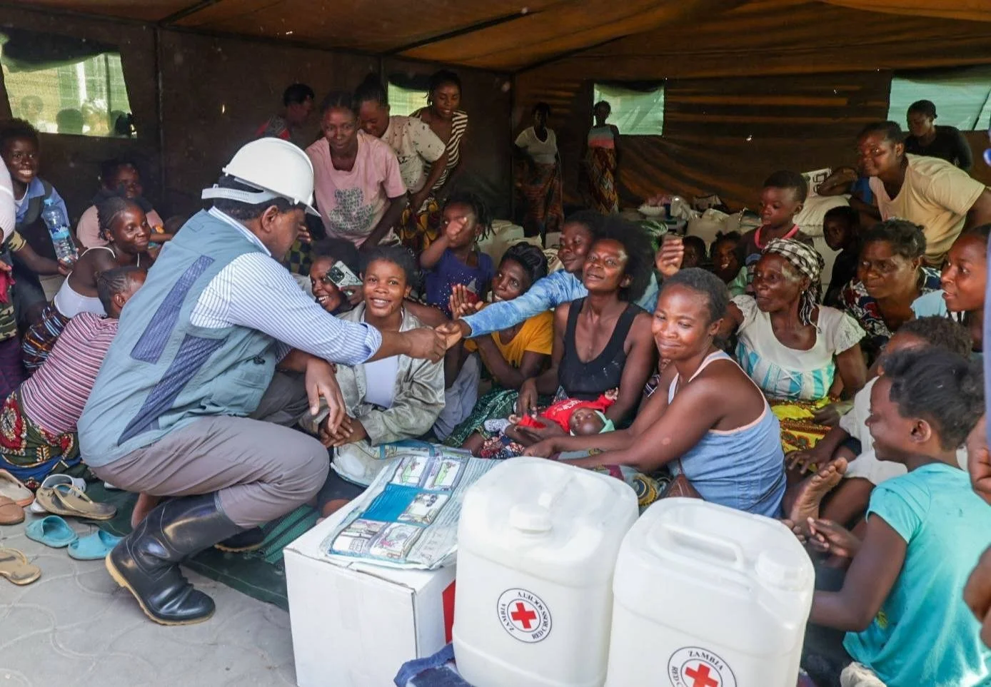 President HH Meets with Families Affected by Flooding