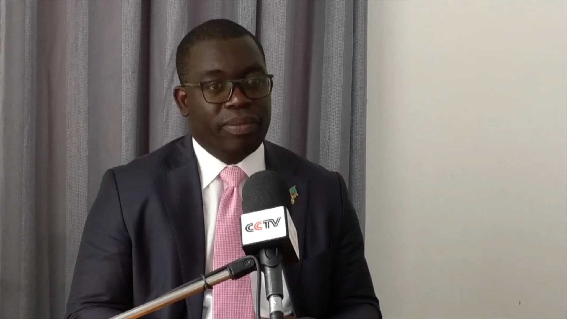 Minister Urges Businesses to Cut Prices as Economy Improves