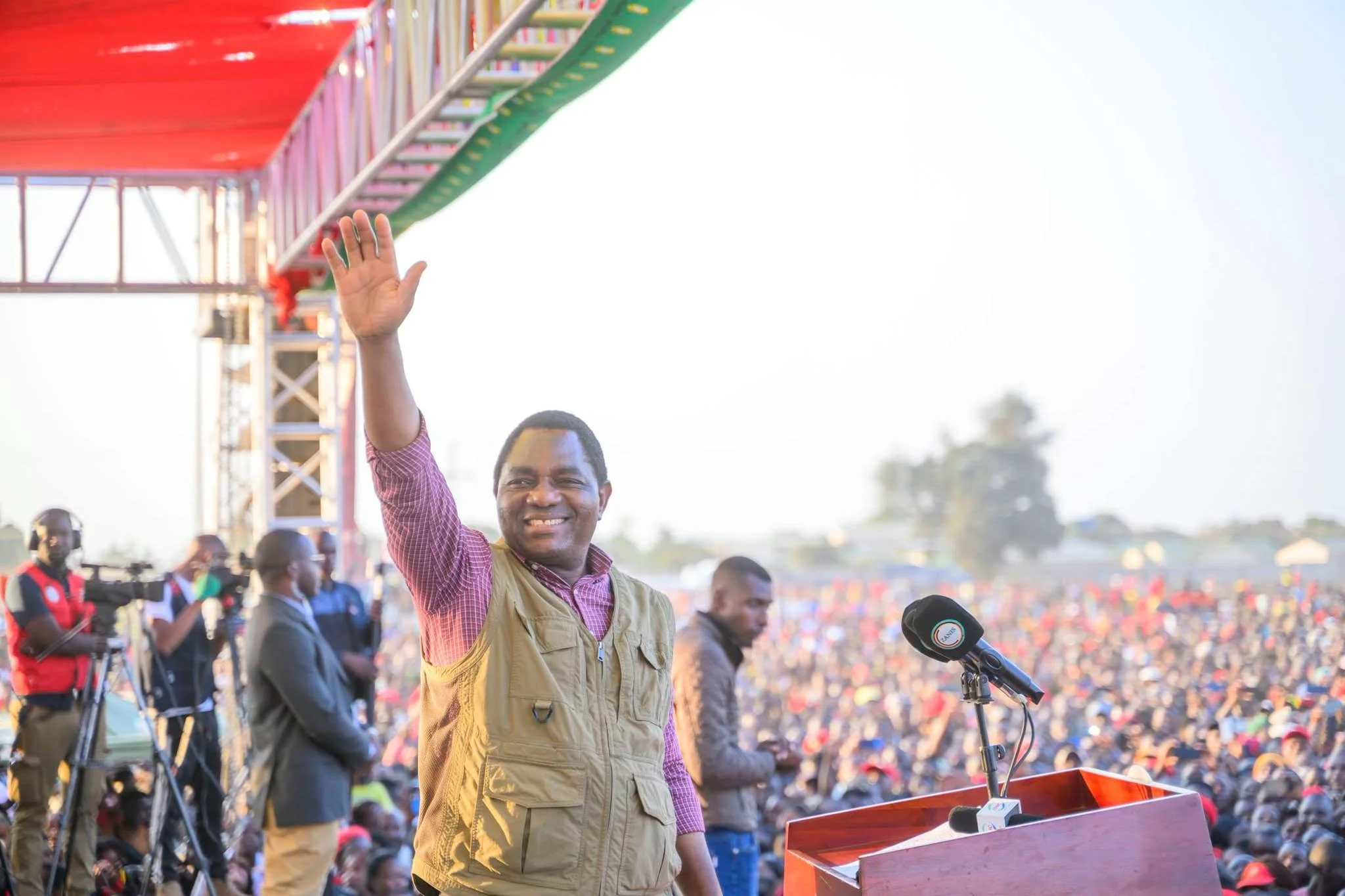 Thousands Turn Out to Welcome HH as Southern Province Tour Begins