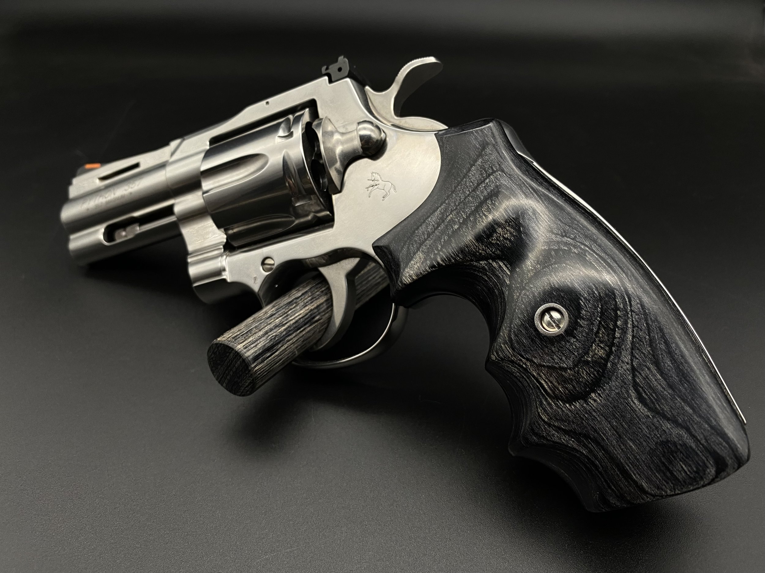 Dymalux Black Full Grip (High Gloss) On Colt Python