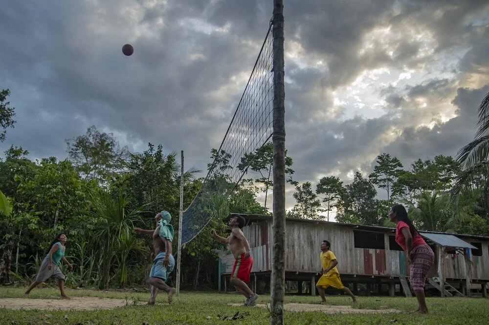 shipetiari-indigenous-community-playing-volleyball-amazon-rainforest-manu-national-park-peru-voices-on-the-road-bethan-john.jpg