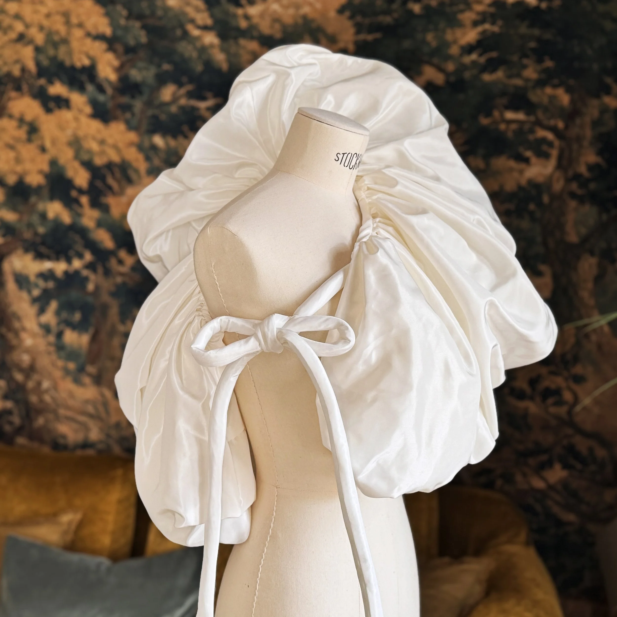 Collo_Maryam_white.jpg